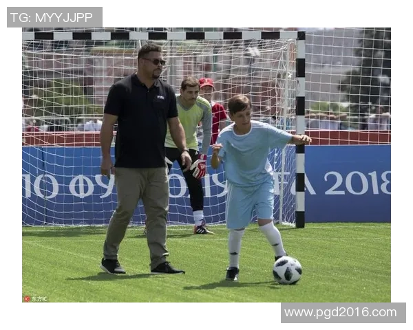 与足球明星面对面聆听他们的梦想与奋斗故事的女生视频采访